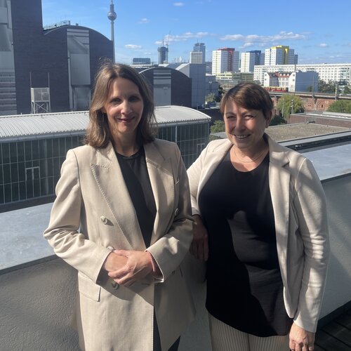 Foto von DV-Vorständin Verena Staats und Orbit-Geschaäftsführerin Ines Morgenstern –