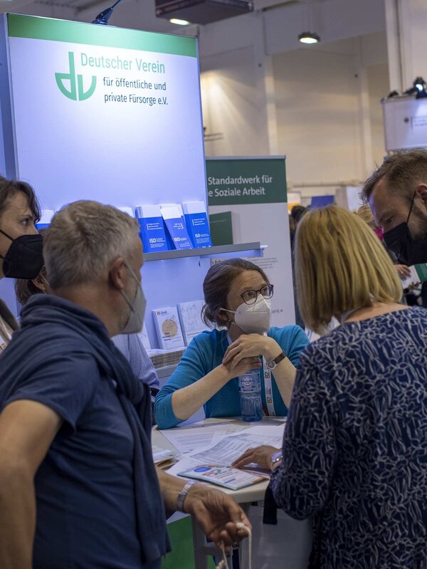 Menschen am Stand des Deutschen Vereins beim Markt der Möglichkeiten. – 