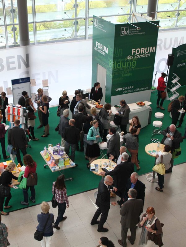 Überblick über den Stand des Deutschen Vereins von oben auf einer Veranstaltung. – 