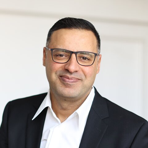 Portraitfoto von Dr.-Ing. Larbi Abdenebaoui –